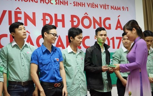 Sinh viên ĐH Đông Á đón APEC 2017